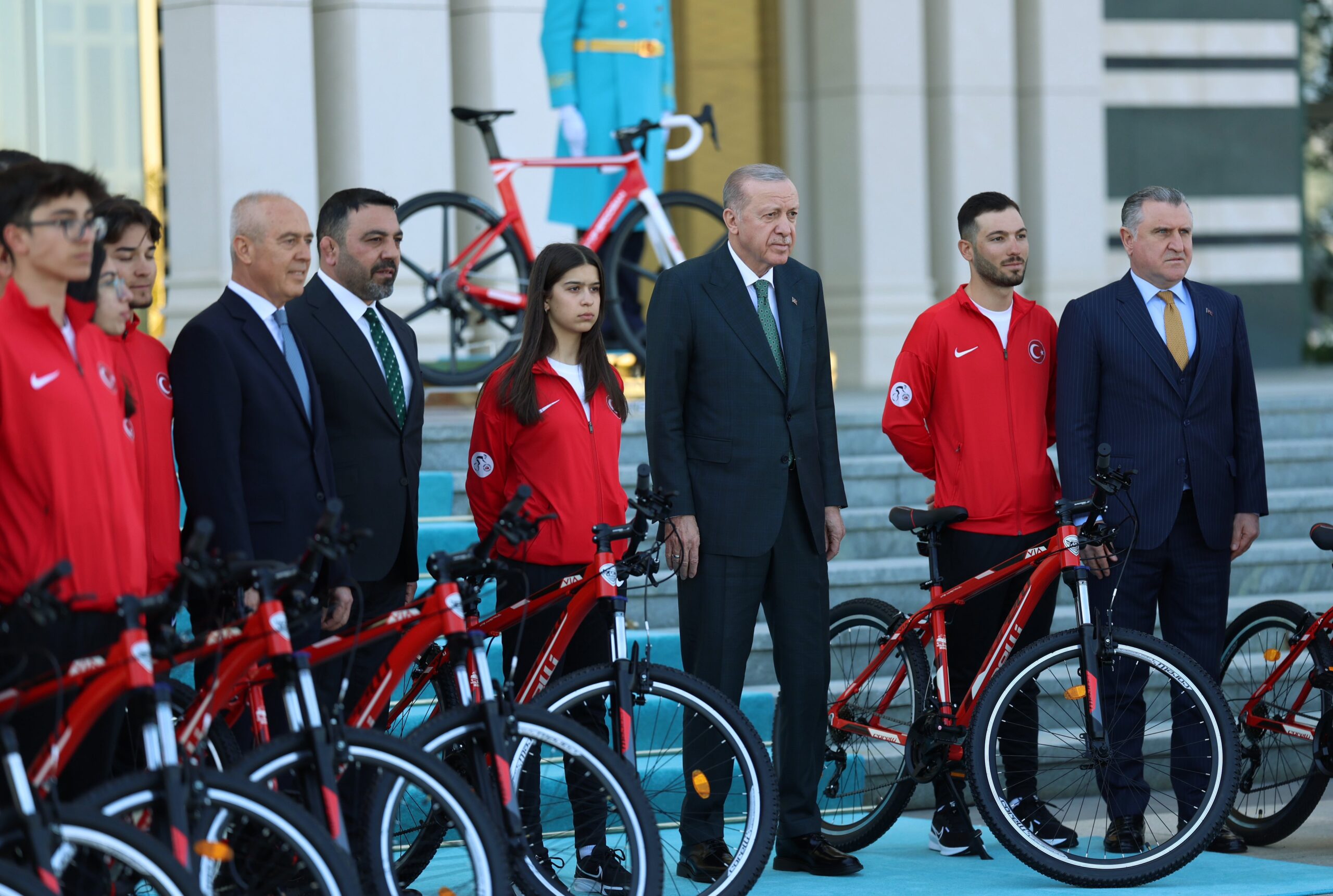Cumhurbaşkanı Erdoğan, Türkiye Bisiklet Turu heyetini Beştepe'de ağırladı