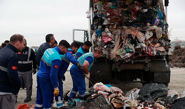 İçinde telefon ve para olan çantasını yanlışlıkla çöpe attı