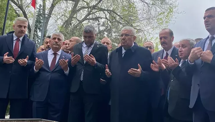 MHP Başkanlık Divanı, Alparslan Türkeş'i mezarı başında andı: Bahçeli katılmadı