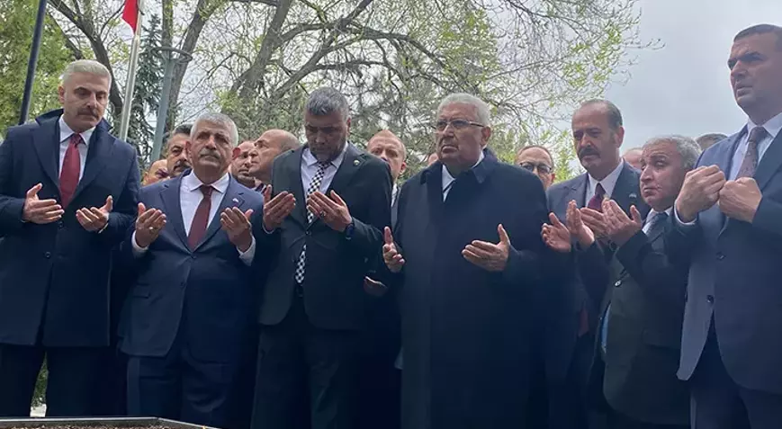 MHP Başkanlık Divanı, Alparslan Türkeş'i mezarı başında andı: Bahçeli katılmadı