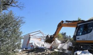 25 kaçak yapı yıkıldı