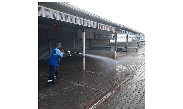 Akbük Semt Pazarı, belediye ekiplerince temizlendi.