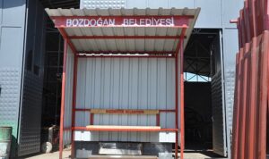 Bozdoğan Belediyesi Bankları ve Durakları Kendi İmkânlarıyla Üretiyor Tasarruf Belediyeciliği ile Kaynaklar Daha Etkin Kullanılıyor