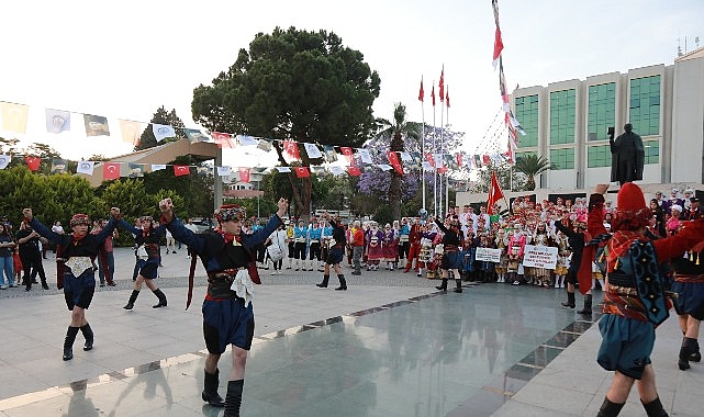 Efes Selçuk’ta Kültürler Uluslararası Halk Oyunları Şenliği ile Buluşuyor