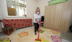 Gaziemir Belediyesi’nden 98 haneye temizlik hizmeti