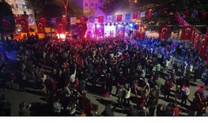 Gölcük Halkı 19 Mayıs Coşkusunu Fener Alayı ile Kutladı