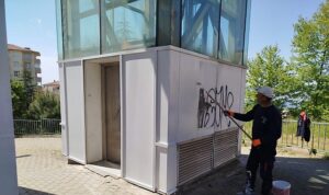 Gölcük’teki üst geçitler elden geçiriliyor   Gölcük’teki üst geçitler elden geçiriliyor