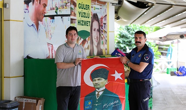 NARLIDERE BELEDİYESİ BASIN MERKEZİ  NARLIDERE BELEDİYESİ’NDEN ESNAFA BAYRAK DAĞITIMI  Narlıdere Belediyesi, 19 Mayıs’ın 106’ncı yıl dönümü kutlamaları kapsamında ilçe esnafına Atatürk baskılı Türk Bayrağı dağıttı