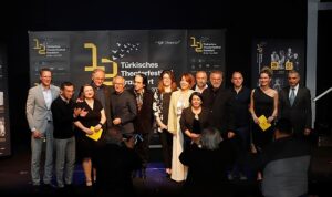 Şehir Tiyatroları “Yenilmez” Oyunuyla Frankfurt Seyircisiyle Buluştu