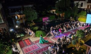 Tarihi halılar podyum oldu