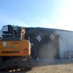 Tarım arazisine inşa edilen kaçak depo yıkıldı