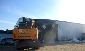 Tarım arazisine inşa edilen kaçak depo yıkıldı