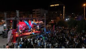 Başkan Çerçioğlu Vatandaşları Kuşadası’nın Eşsiz Mavisinin Eşliğinde Sanatın Ritmiyle Buluşturdu