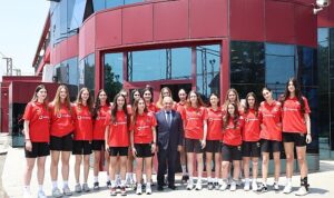 Başkan Şadi Özdemir’den filenin genç sultanlarına motivasyon ziyareti