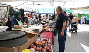 Başkan Topaloğlu’ndan pazar esnafına ziyaret