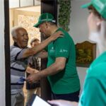 Başkan Tugay “Dönüşüme Evde Başla” projesi için QR kodlu poşet dağıttı