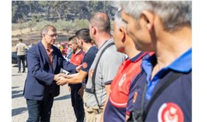 Başkan Tugay yangından etkilenen vatandaşları ziyaret etti