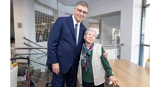 Başkan Tugay’dan bayram öncesi huzurevi ve hastane ziyareti