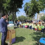 Bayraklı’da ‘Çevre Günü’ şenliği – Çocuklar çizdi, belediye çöp kamyonlarıyla ilçe sokaklarına taşıdı