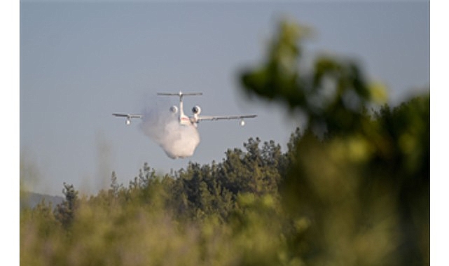 Bornova Yakaköy’de yangınla mücadele sürüyor