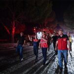 Ekipler Doğanbey’de yerleşim yerlerindeki yangını kontrol altına aldı