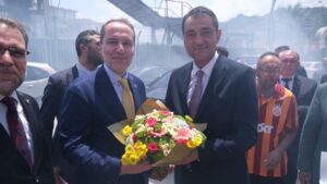 Fuat Köse Giresun'a Gelen Dr. Fatih Erbakan'ı Çiçekle Karşıladı