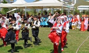 İlkokul Öğrencilerinden Halk Oyunu Gösterisi