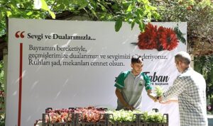 İnegöl Belediyesi Mezarlıklarda 9 Bin Adet Çiçek Dağıttı