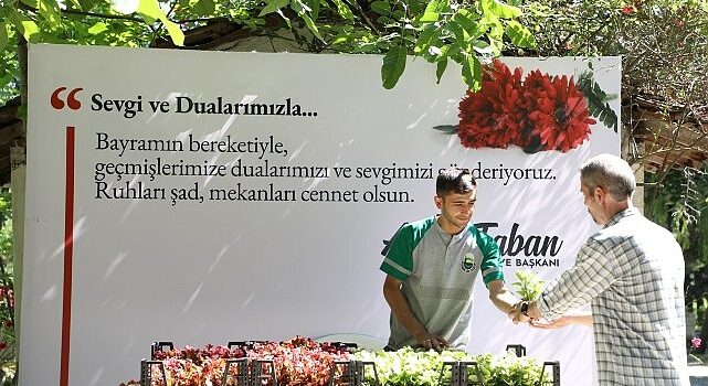 İnegöl Belediyesi Mezarlıklarda 9 Bin Adet Çiçek Dağıttı