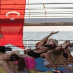 İzmir’de güneşi yoga ile uğurladılar