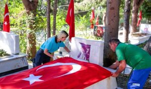 Kadifekale Şehitliği’nde saygı ve vefa mesaisi