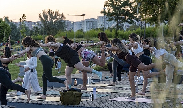 Karşıyaka’da gün batımında yoga buluşması