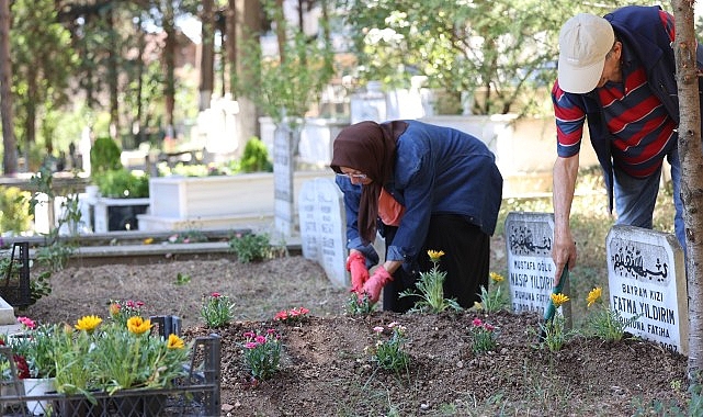 Kocaeli Büyükşehir bayramda vefa geleneğini yine sürdürdü;  Kabirlere çiçek, gönüllere huzur