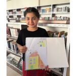 Minik eller renkli hayaller çizdi