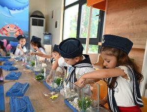 Minikler deniz canlılarını keşfetti