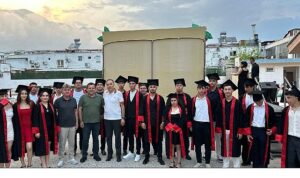 Öğrencilerin mezuniyet sevinci