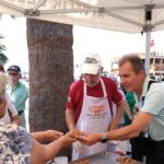 Rahmetli, Manisa Büyükşehir Belediye Başkanı Ferdi Zeyrek adına Cumhuriyet Meydanı’nda lokma hayrı