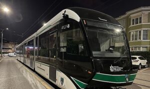 9. tramvay raylara indi, son araç yolda