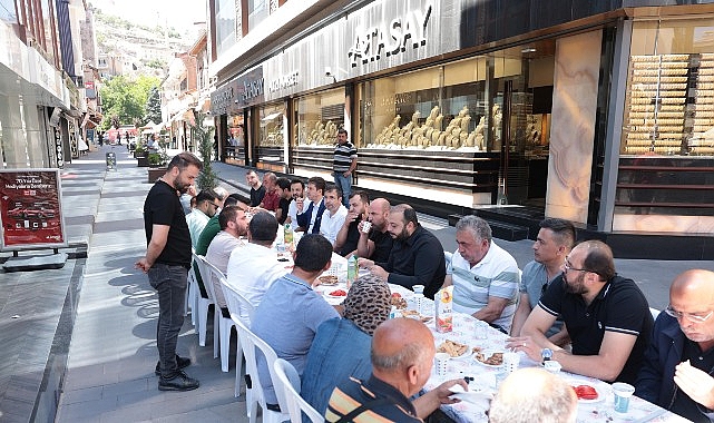 Başkan Arı, Çarşı Esnafıyla Kahvaltı Yaptı