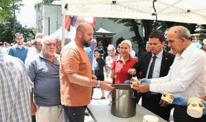 Başkan Aydın vatandaşlara aşure dağıttı