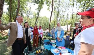 Başkan Büyükakın, Gebze’de annelerin pikniğine katıldı