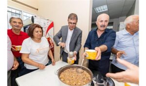 Başkan Tugay aşure bereketini paylaştı