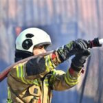 Bayındır’da köy içinde çıkan ot yangını yerleşim alanlarını tehdit etti