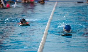 Buca Belediyesi’nin yüzme kursuna çocuklar akın etti