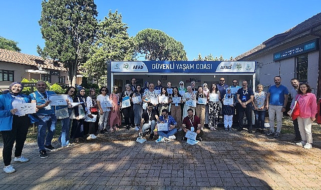 Deprem bölgesi öğretmenlerine afet eğitimi