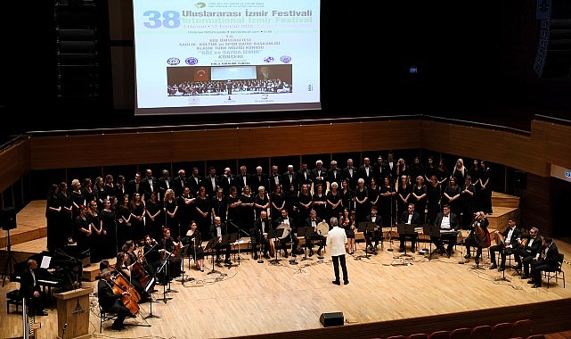 EÜ Klasik Türk Müziği Korosu’ndan İzmir Festivali’nde Unutulmaz Performans
