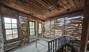 Gölcük Saraylı’nın Simgelerinden Olan Tarihi Bina Restore Edilecek