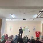 TİKAV, ‘ÖNLEM AL, GÜVENDE KAL’ PROJESİ İLE   2025 YILI BOYUNCA 28 LOKASYONDA YAŞAYAN KADINLARA ULAŞMAYI HEDEFLİYOR   TİKAV, “Önlem Al, Güvende Kal” Projesi ile Kırsal Bölgelerde Yaşayan Kadınlara Afetlerden Korunma Eğitimi Veriyor