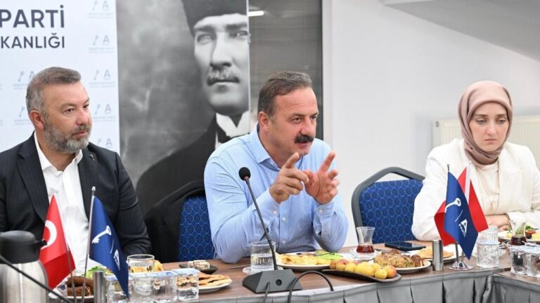 Yavuz Ağıralioğlu avukatlarla buluştu: Gündemde anayasa değişikliği vardı