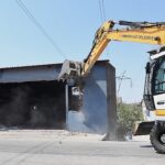 Yüksek gerilim hattına yapılan kaçak iş yeri yıkıldı